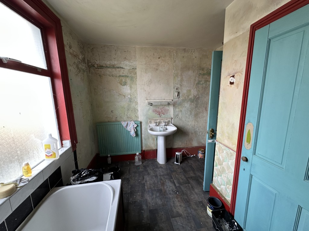 Lot: 114 - TERRACE HOUSE FOR REFURBISHMENT WITH PLANNING FOR THREE FLATS - First Floor Bathroom